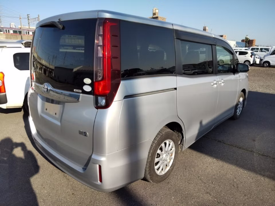 TOYOTA NOAH