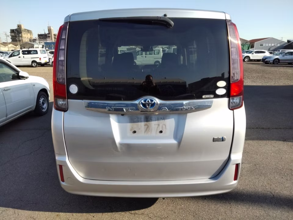 TOYOTA NOAH