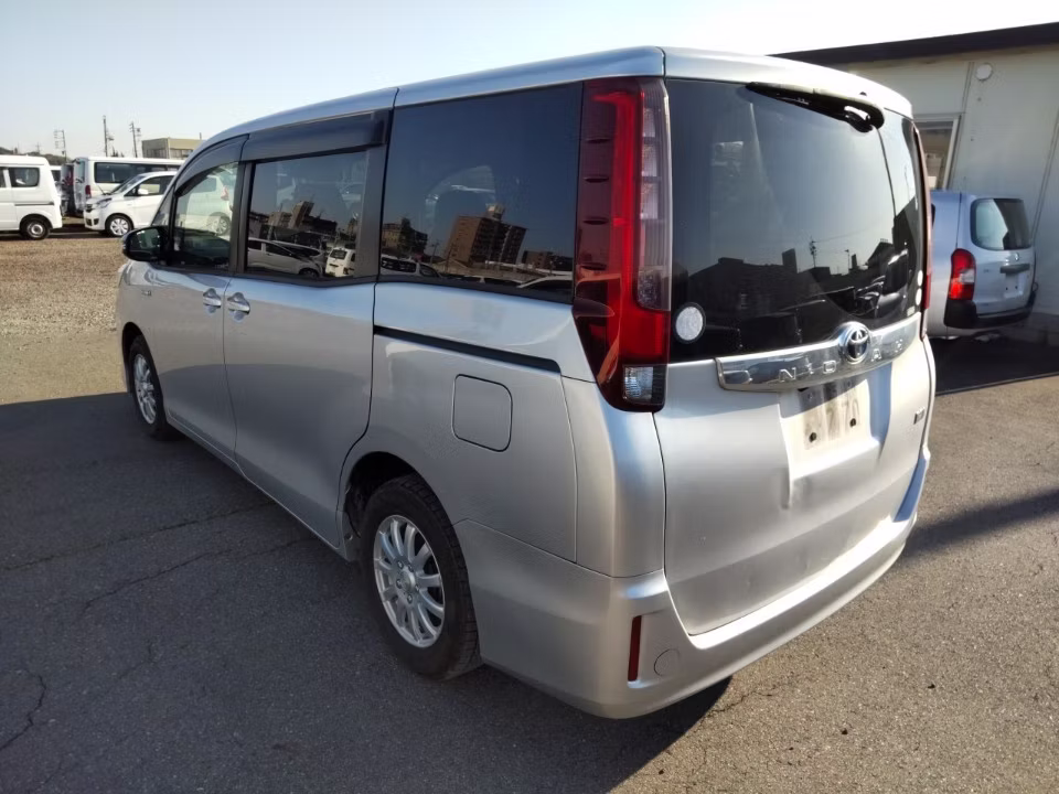 TOYOTA NOAH