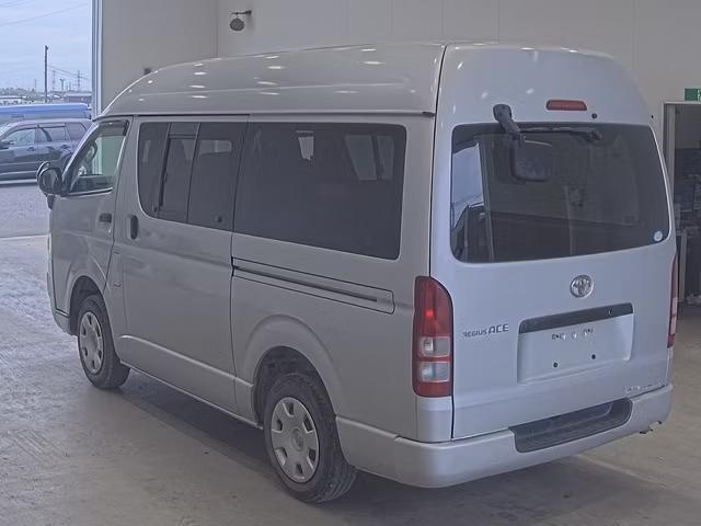 TOYOTA REGIUS ACE