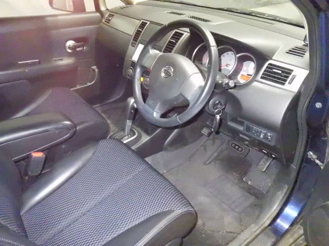NISSAN TIIDA
