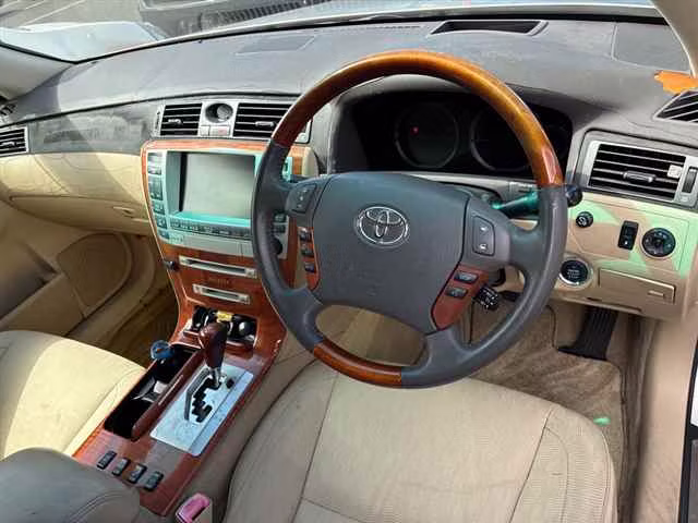 TOYOTA CROWN MAJESTA
