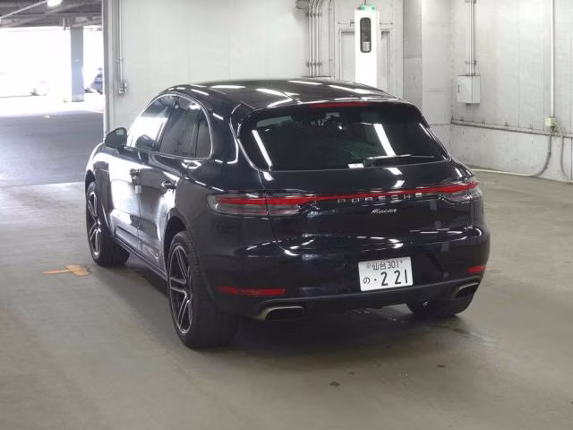 PORSCHE MACAN