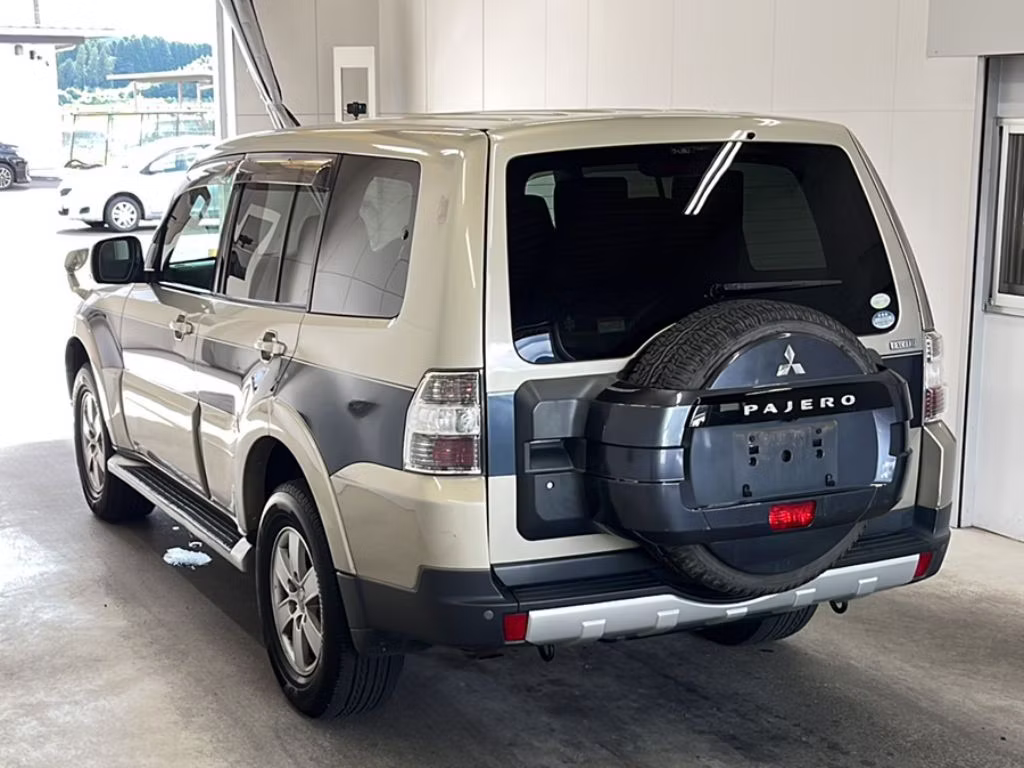 MITSUBISHI PAJERO