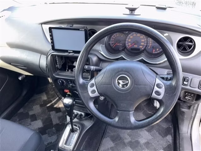 DAIHATSU YRV