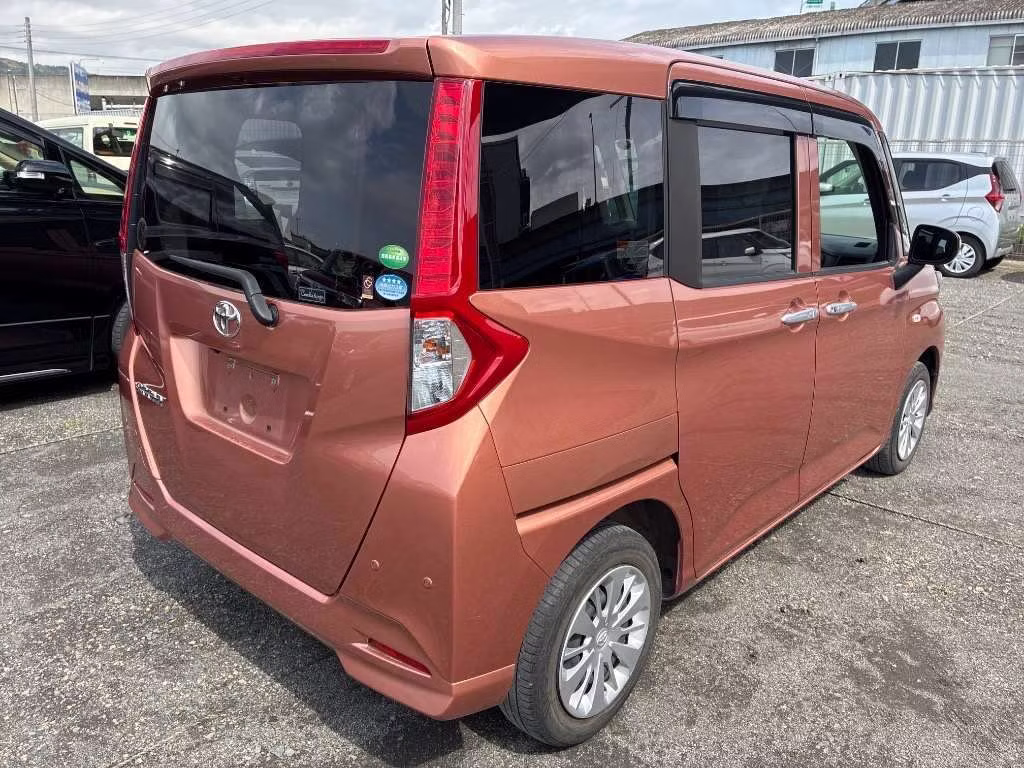 TOYOTA ROOMY