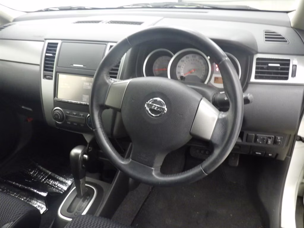 NISSAN TIIDA