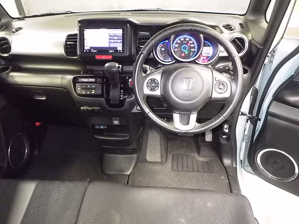 HONDA N-BOX SLASH
