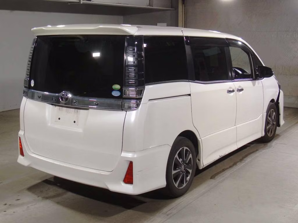 TOYOTA VOXY