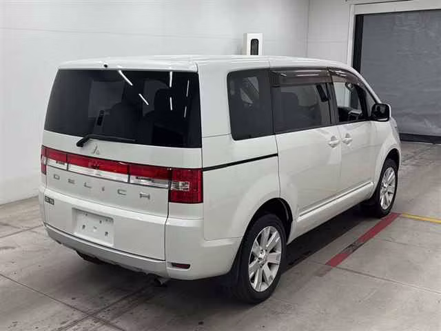 MITSUBISHI DELICA D:5