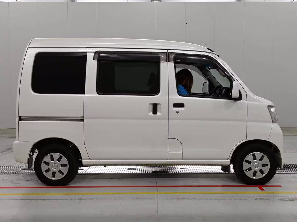 TOYOTA PIXIS VAN