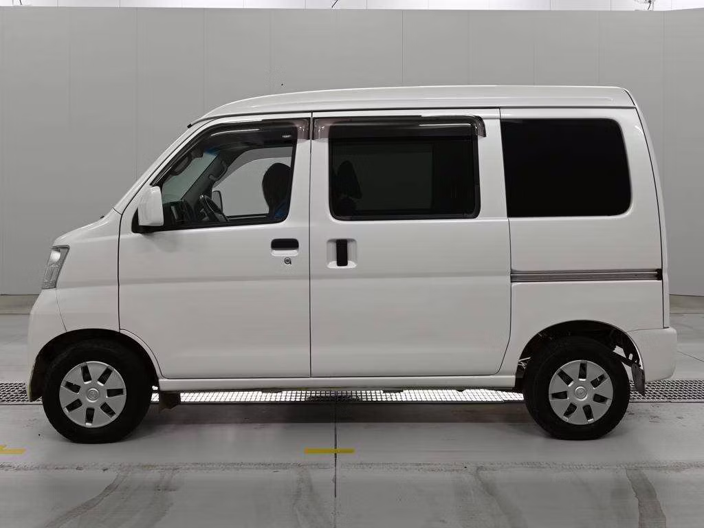 TOYOTA PIXIS VAN