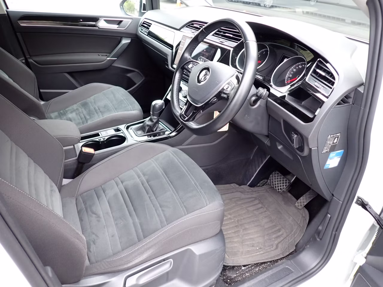 VOLKSWAGEN TOURAN