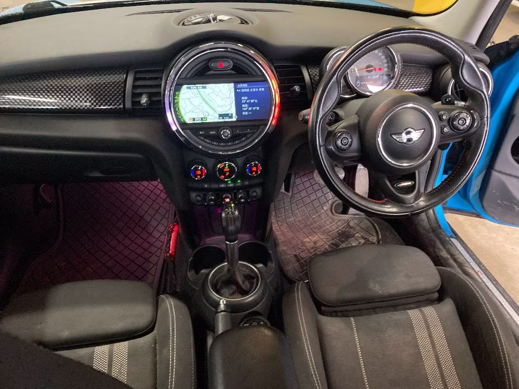 MINI HATCH