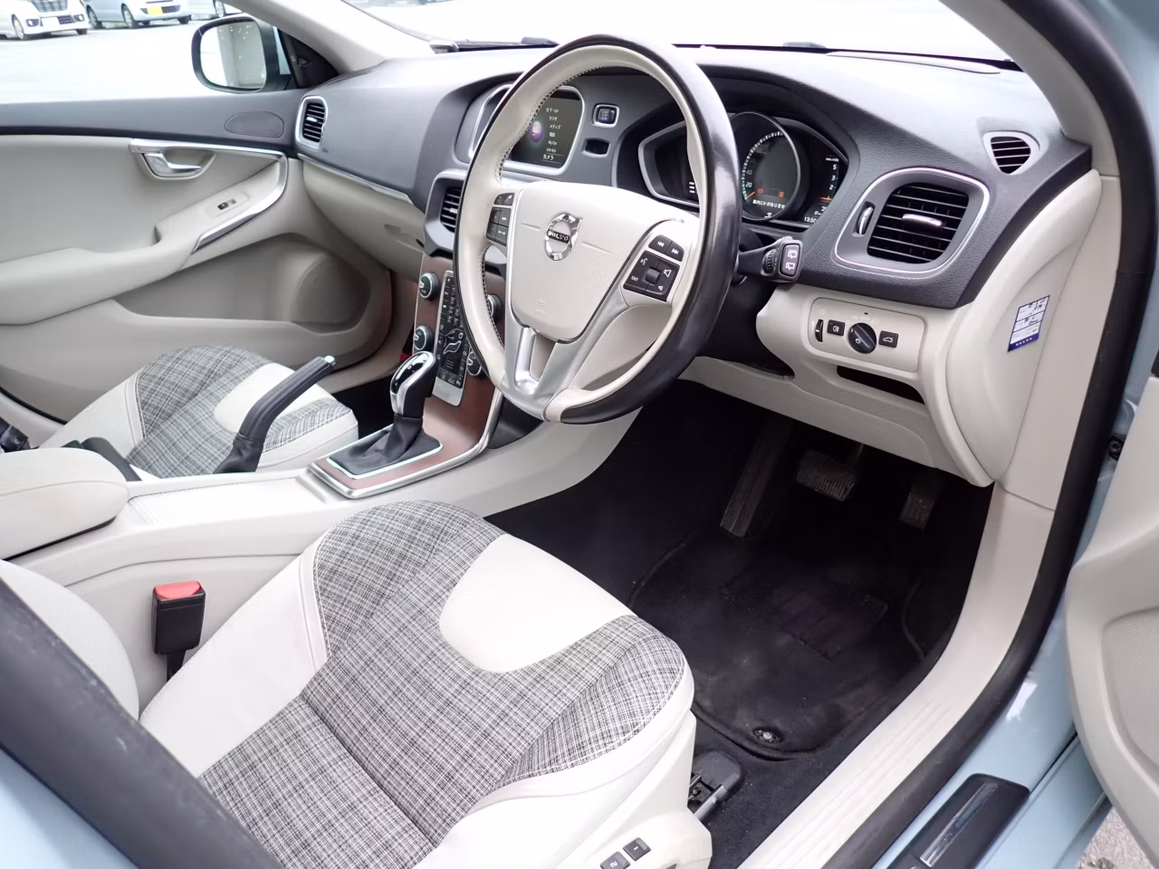 VOLVO V40