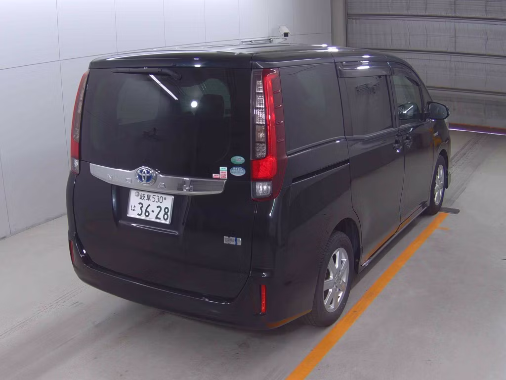 TOYOTA NOAH