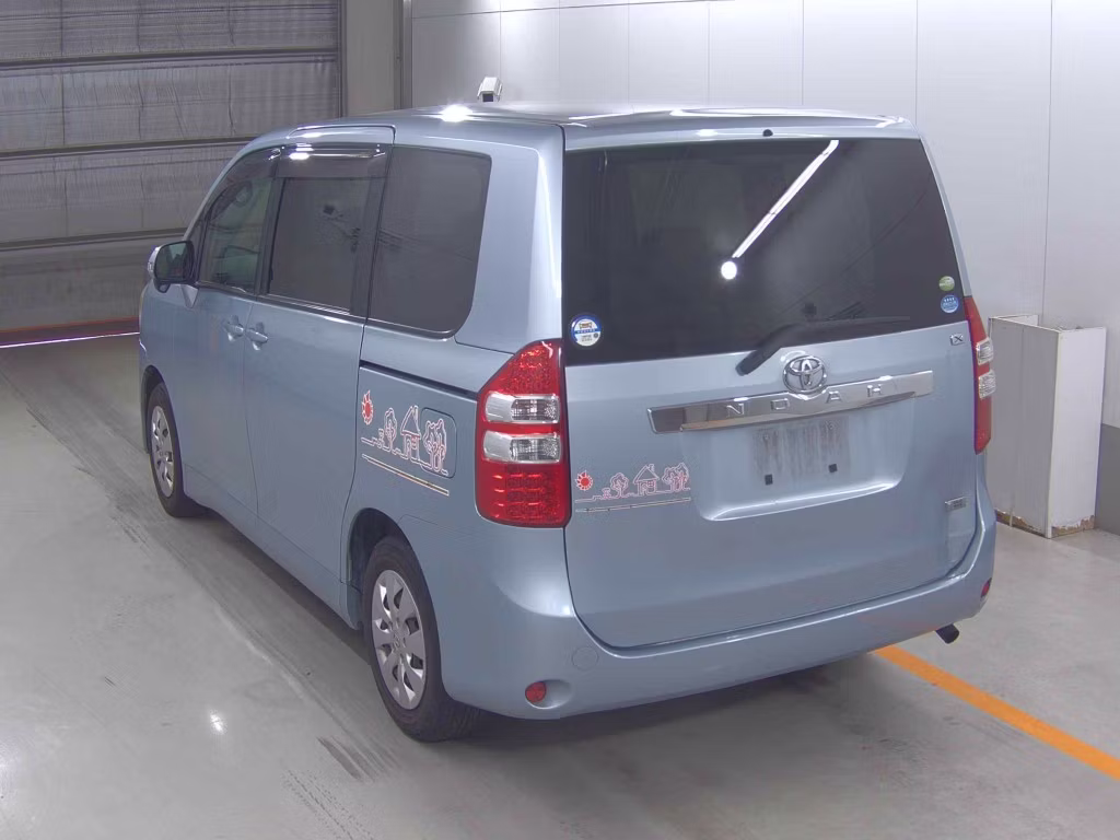TOYOTA NOAH