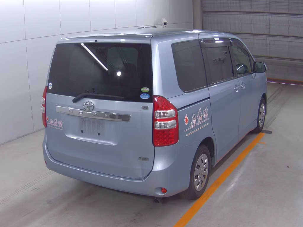 TOYOTA NOAH