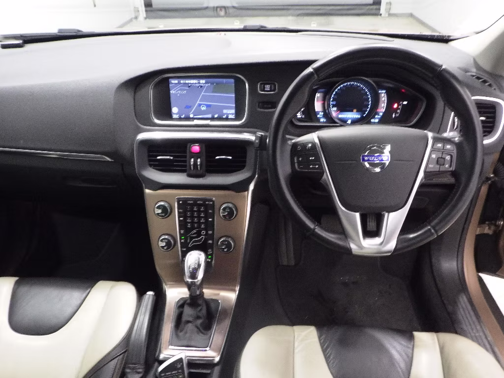 VOLVO V40