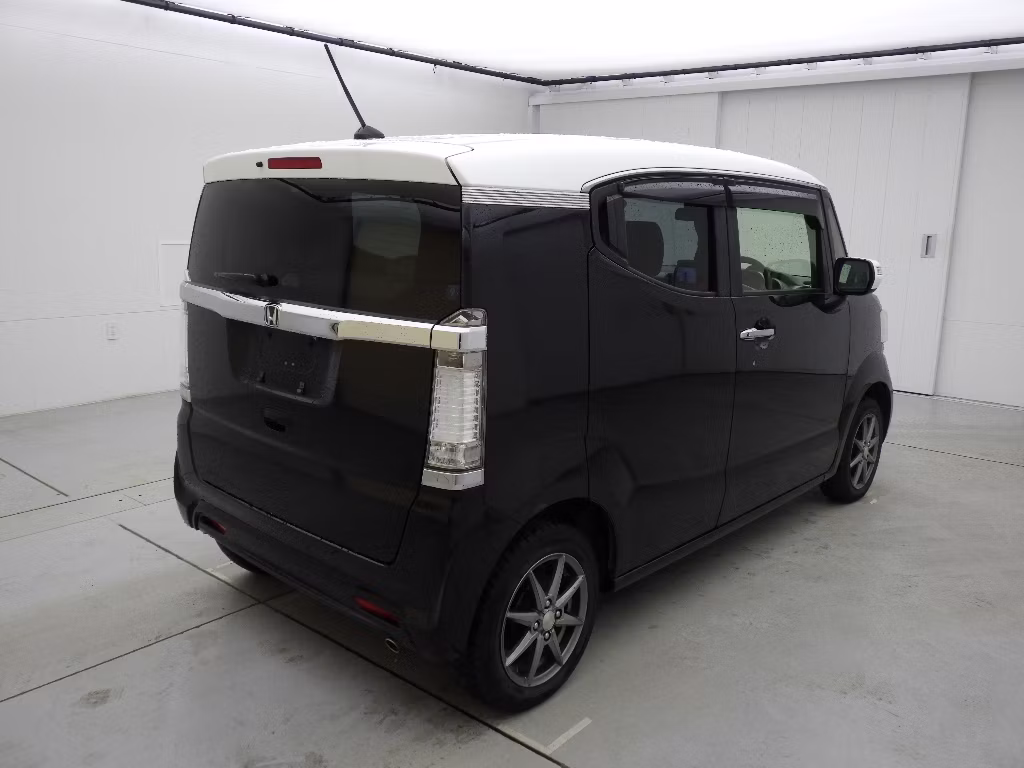 HONDA N-BOX SLASH