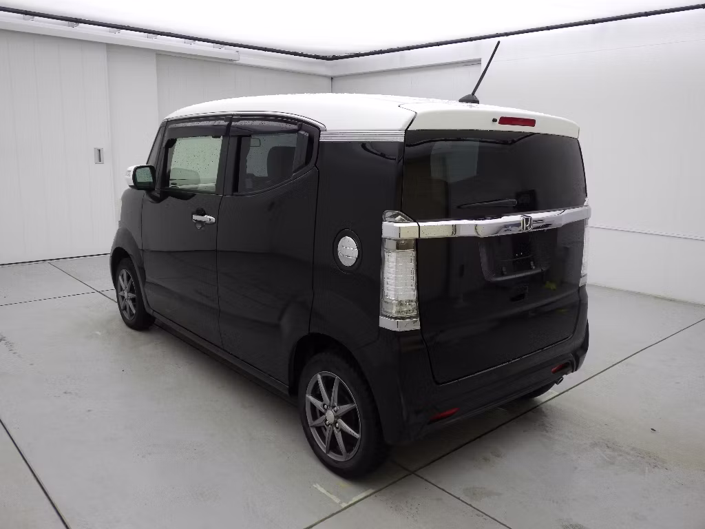 HONDA N-BOX SLASH