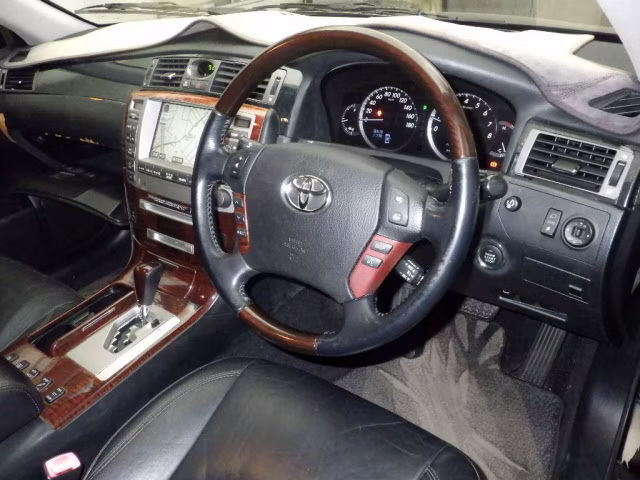 TOYOTA CROWN MAJESTA