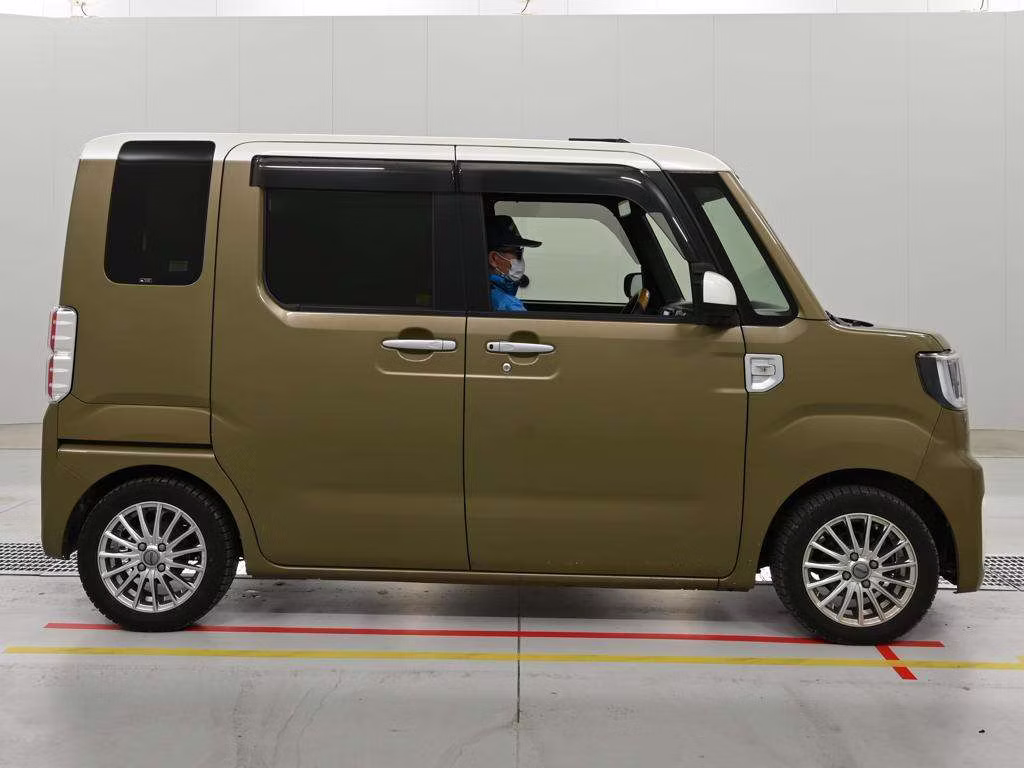 DAIHATSU WAKE