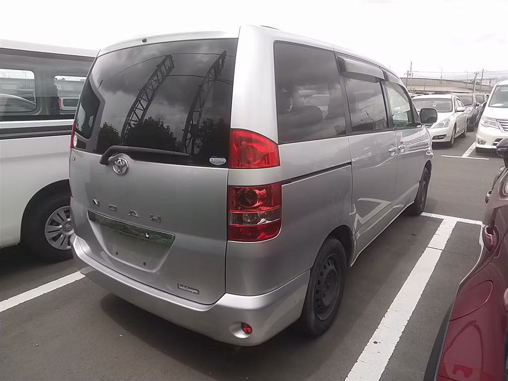 TOYOTA NOAH
