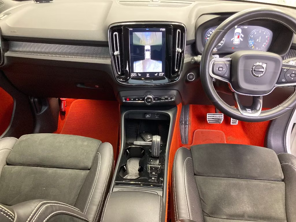 VOLVO XC40