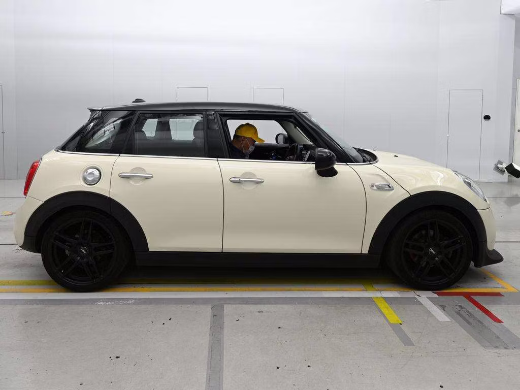 MINI HATCH