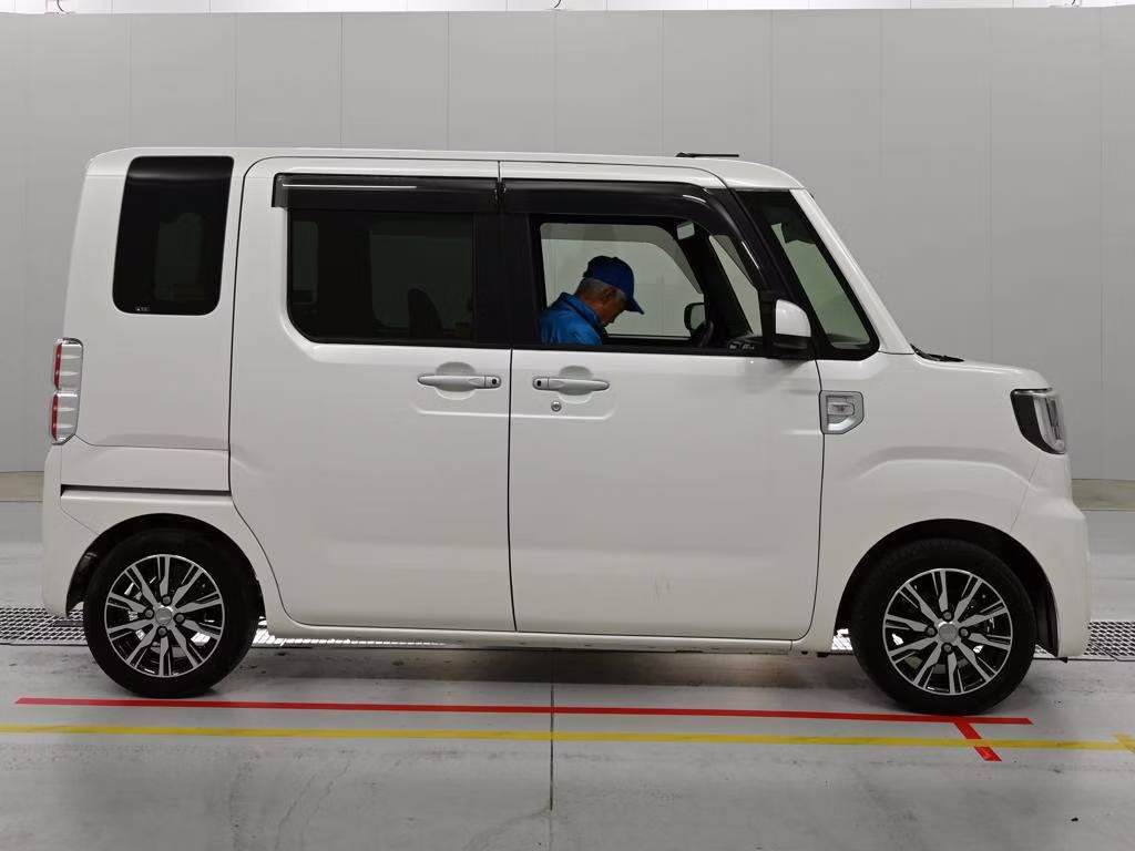 DAIHATSU WAKE