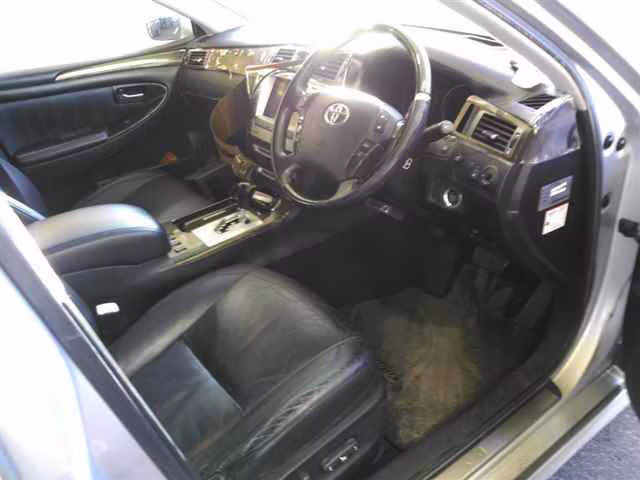 TOYOTA CROWN MAJESTA