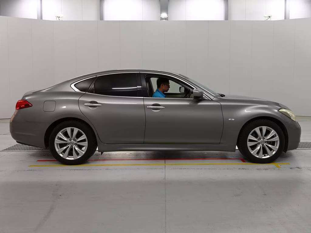 NISSAN FUGA