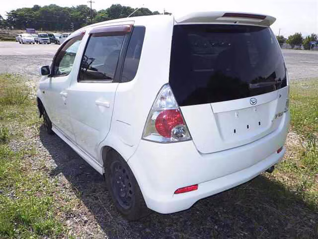 DAIHATSU YRV