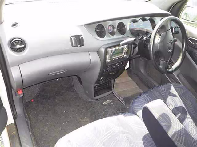 DAIHATSU YRV