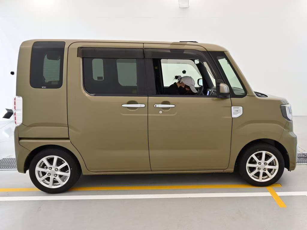 DAIHATSU WAKE