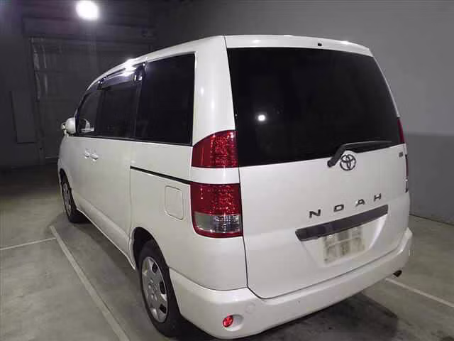 TOYOTA NOAH
