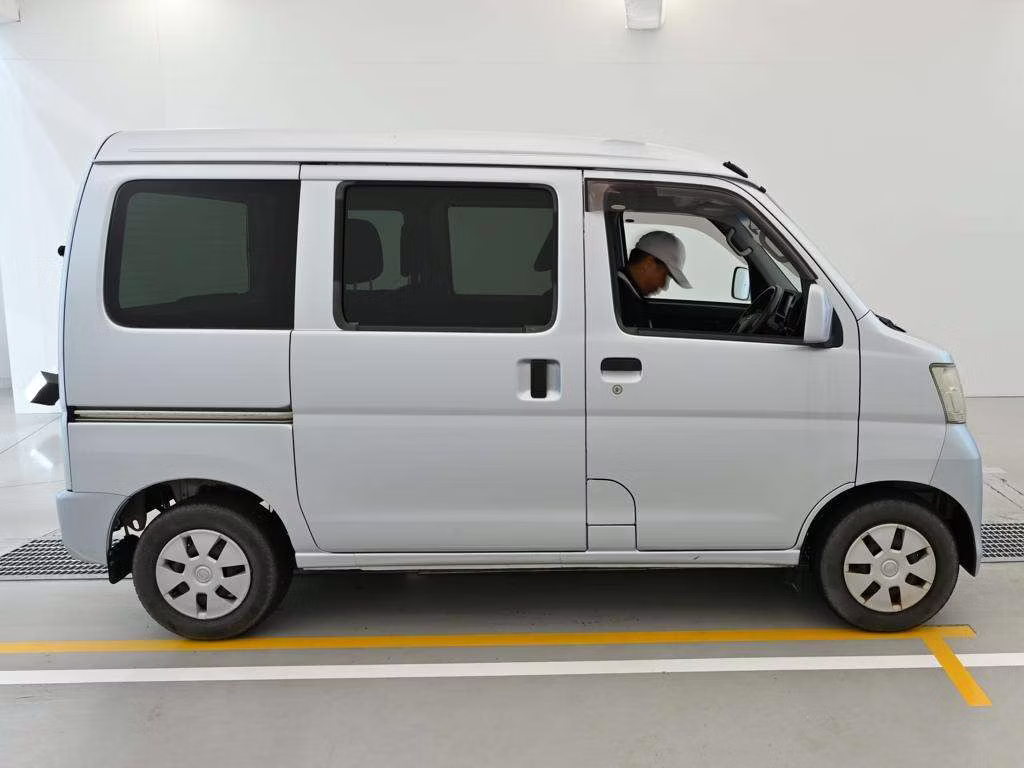 TOYOTA PIXIS VAN