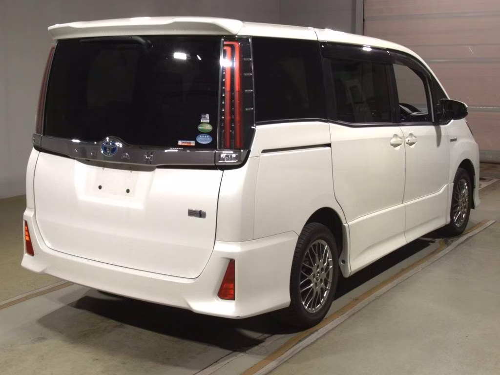 TOYOTA NOAH