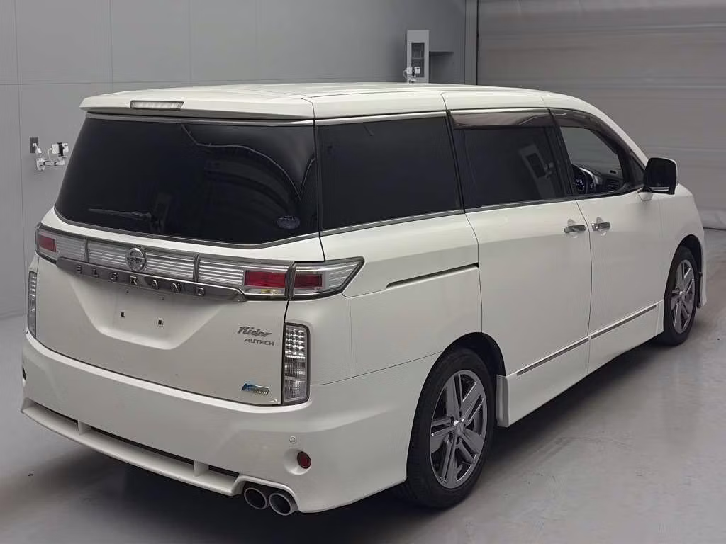 NISSAN ELGRAND