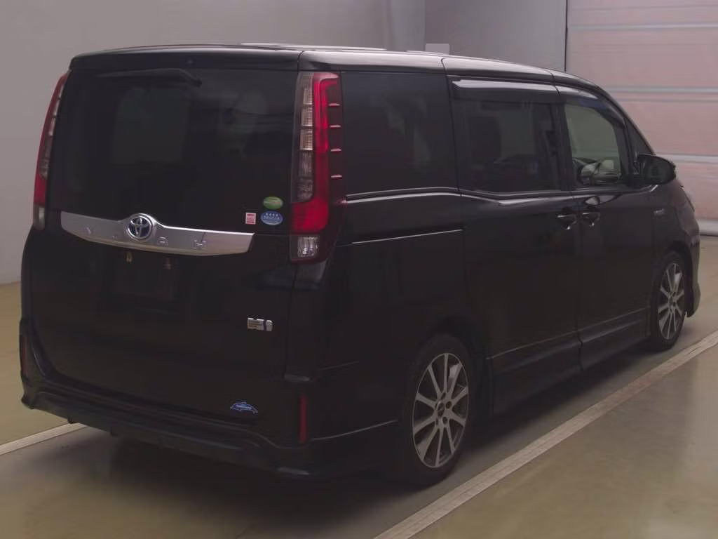 TOYOTA NOAH