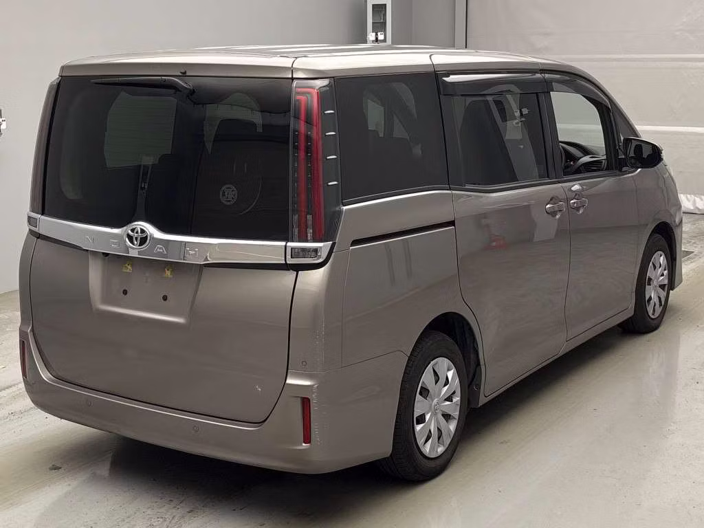 TOYOTA NOAH