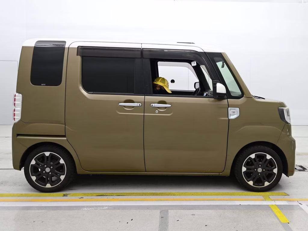 DAIHATSU WAKE