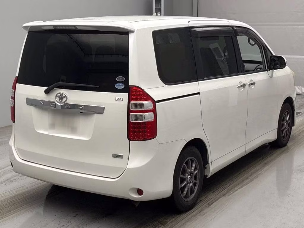 TOYOTA NOAH