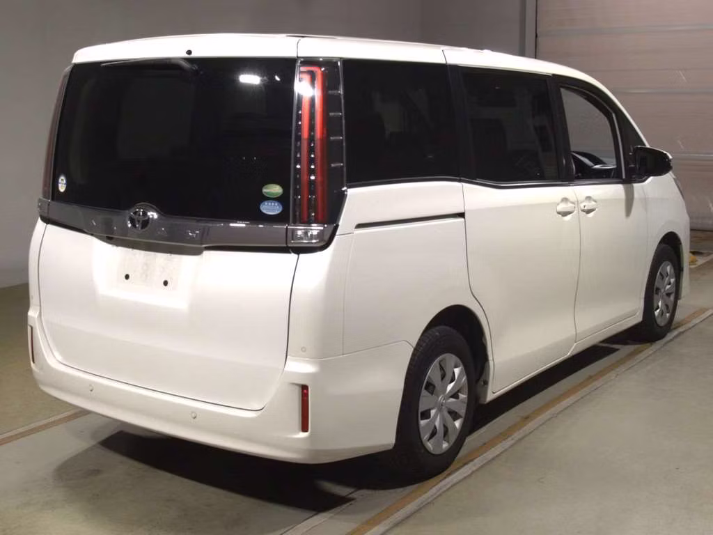 TOYOTA NOAH