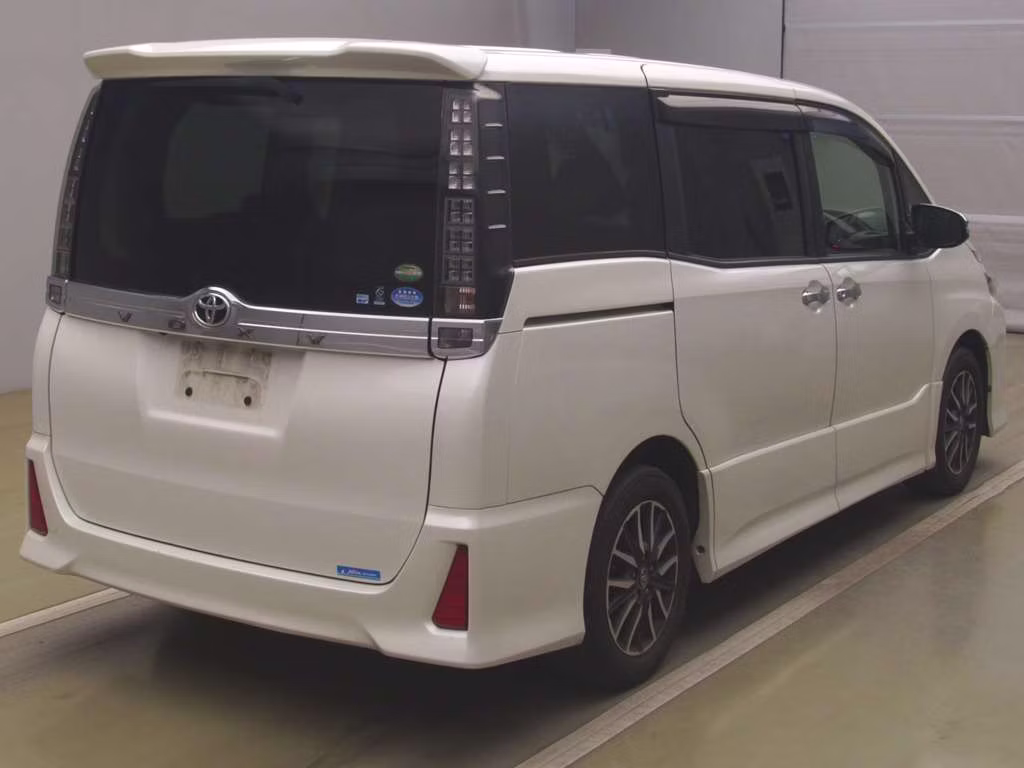 TOYOTA VOXY