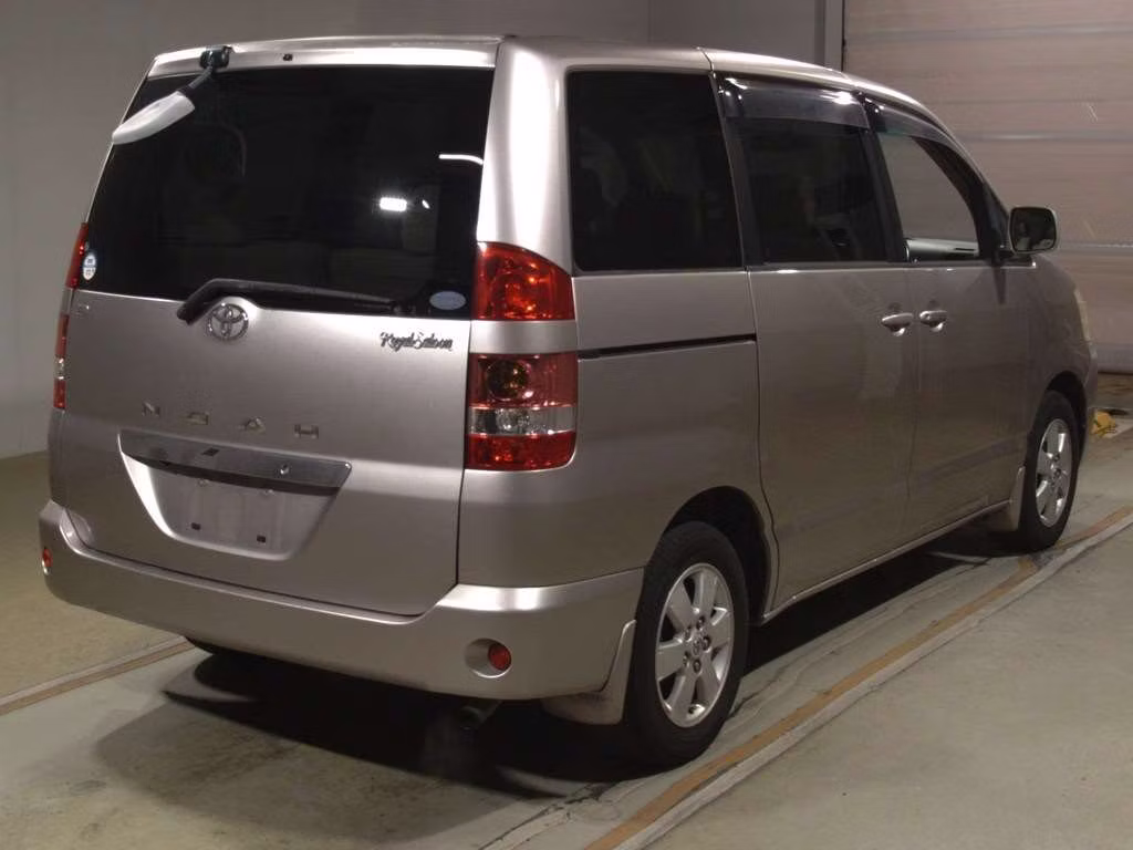 TOYOTA NOAH