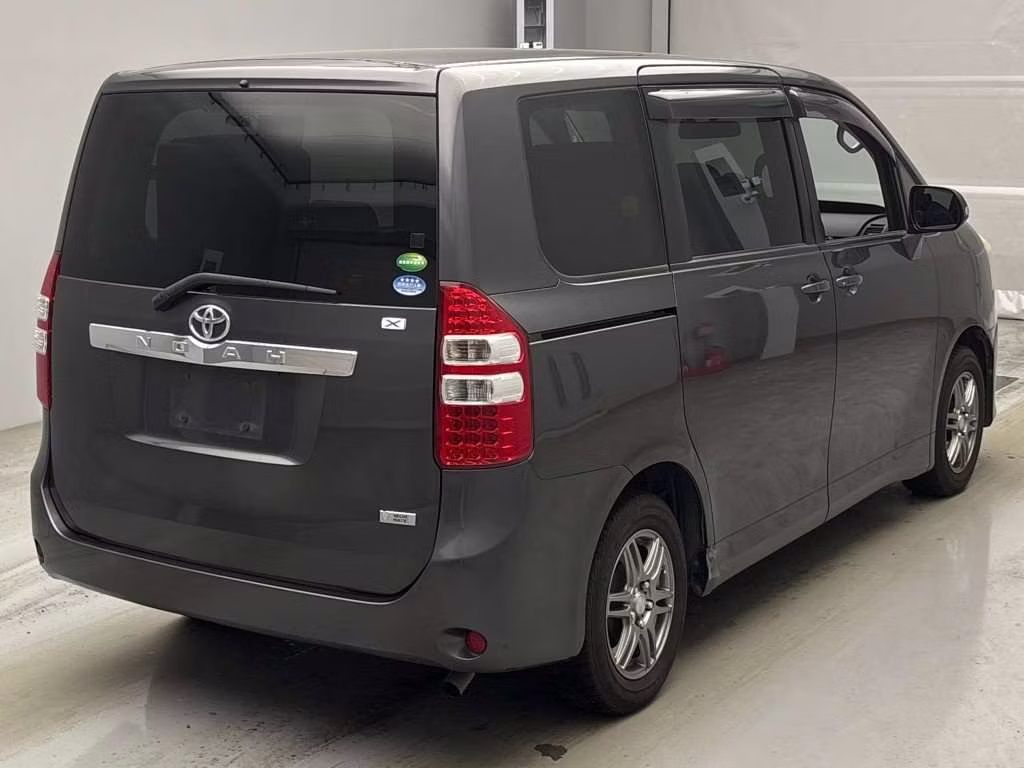 TOYOTA NOAH