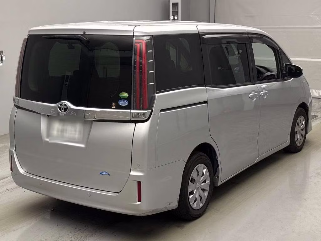 TOYOTA NOAH
