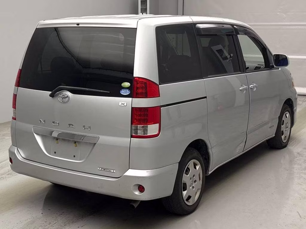 TOYOTA NOAH